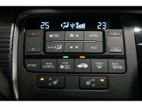 運転席と助手席の温度設定の変更が可能な左右独立タイプのデュアルエアコンです♪♪♪暑がりな人・寒がりな人も誰もが車内を快適にお過ごしいただけます♪♪♪