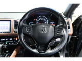 運転中もハンドルでの操作が可能です。特に高速道路等の目が離せない運転時には、便利さだけでなく、安全性も兼ね備えております。