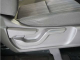 【ハイトアジャスター】レバーの上下操作だけで、座面を運転しやすい高さへ簡単に調節できます。