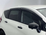 【サイドバイザー】雨の日も気にせず換気ができます。雨の日の喫煙時が非常に便利です。