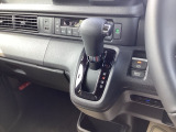 インパネシフトだから視線の移動も少なく足元もスッキリ♪運転席もゆったりしているのでゆとりを持ってドライブできますね!