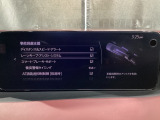 ハンドル操作をアシストすることにより車線からの逸脱回避を支援します。
