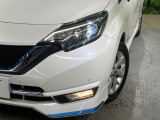 【LEDヘッドライト】悪天候や夜間走行時も良好な視界を確保し安心して運転できる高輝度LEDヘッドライトを装備!点灯速度が早く、消費電力も抑えられています。