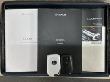 スマートキーは鍵をバッグに入れたままでもドアロックの開閉やエンジンのON・OFFができます。夜間や雨の日も鍵を探さなくて良いので便利です。