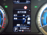 ディスプレイに映し出される多彩な情報が、快適なドライブをサポートします。