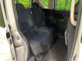 【助手席側ハンズフリー機能付き両側パワースライドドア】スライドドアの下に足先を入れてすぐ引くと、自動的にスライドドアが開閉します!荷物で両手がふさがった状態でも、ドアの開閉ができてとっても便利!