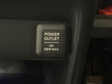 【アクセサリーソケット(電源ソケット)】電源からケーブルをつなげば、スマートフォンなどの電子機器の充電などを行うことができます!ゲーム機器や、カメラの充電にも便利ですね。