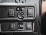運転席右側にはエマージェンシーブレーキ、VDC、LDW(車線逸脱警報)等の操作スイッチが有ります。