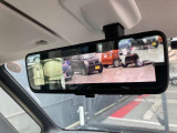 インテリジェント ルームミラー 車両後方に装着した高解像度カメラの映像をミラー面に映し出すので、車内の状況、天候等に影響されずクリアな後方視界を確保出来ます。※スイッチにて通常のミラーへ切替が出来ます