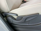 運転席です。座席の上下もできるシートアジャスター付きです。