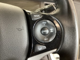 ハンドル右側にはクルーズコントロールのスイッチが装備され運転中の操作も安心して行えます