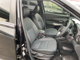 運転席と助手席の間に小物入れ付きのひじ掛けが付いていますので運転中はとても役立ちますね。