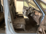 すわり心地の良い運転席・助手席です。長時間のドライブの疲れ軽減に貢献します。どうぞ快適なドライブを。