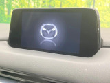 【マツダコネクトナビ】車内の雰囲気にマッチした一体型タイプのナビ。各種車輌設定やBluetooth再生等、様々な機能が楽しめます。直感的なダイヤル操作が可能で、使い勝手も良好です。