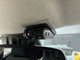 万が一の瞬間も、純正ドラレコで安心。事故やトラブル、あおり運転の記録をしっかり残してくれるから、後の手続きもスムーズに。車内カメラで車内と車側面を撮影記録。リヤガラス越しに後方撮影にも対応します。