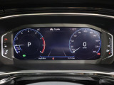 デジタルコックピットを装備。速度計や走行距離、車両情報を高精細に表示します。