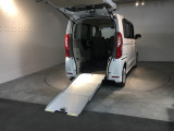スロープにより車いすのままで乗り降りできます。車いすをご利用の方の移動をサポートするとともに、介護する方の負担を軽減します。