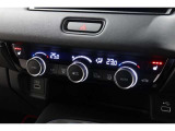 運転席と助手席の温度設定の変更が可能な左右独立タイプのデュアルエアコンです♪♪♪暑がりな人・寒がりな人も誰もが車内を快適にお過ごしいただけます♪♪♪(ステップ)