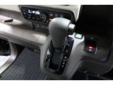 インパネシフトだから視線の移動も少なく足元もスッキリ♪運転席もゆったりしているのでゆとりを持ってドライブできますね!