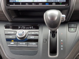 運転席より操作性の良いシフトレバーと、オートエアコンのスイッチ等の画像です。