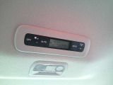 3スポットエアコン搭載です♪運転席・助手席・後席でそれぞれ別々のエアコン温度設定が可能ですよ♪
