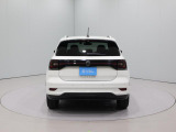T-Cross TSI R-ライン。左右を結ぶLEDテールランプが印象的な、ワイド感あるリヤデザインです。