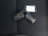 電子キーをポケットやカバンに入れているだけで、ドアの開錠・施錠が行えます。荷物を抱えていてもラクラク開閉です。エンジン始動も行えます。