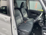 運転席・助手席の間にひじ掛けが付いていますので乗車中はとても快適です。