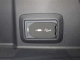 充電用USB端子付き。スマートフォンなどの充電に便利です。