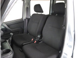 ゆったり座れて、疲れにくいフロントシート!ホールド性も良く運転に集中できるシートです!!