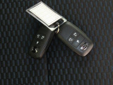 電子キーをポケットやカバンに入れているだけで、ドアの開錠・施錠が行えます。荷物を抱えていてもラクラク開閉です。エンジン始動も行えます。