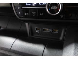 スマートフォンなどの音楽再生が可能なUSB接続ジャック装備車両です♪♪♪