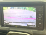 【バックカメラ】駐車時に後方がリアルタイム映像で確認できます。大型商業施設や立体駐車場での駐車時や、夜間のバック時に大活躍!運転スキルに関わらず、今や必須となった装備のひとつです!