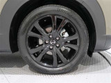 アルミホイールを装備、タイヤサイズは215/55R18です。