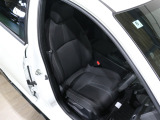 程よい硬さとホールド性が高いシートで長時間運転も快適です。