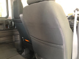 【座席シート】シート後側に便利な収納ポケットがあります。