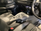 スマートな電子制御式パーキングブレーキに加え、渋滞時などでブレーキペダルから足を離しても停車を維持するオートブレーキホールド機能により、運転がより快適になります。