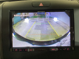 バックカメラの画像です。ガイドラインがスムースな車庫入れをサポートいたします。車庫入れの安心感がアップしますね。