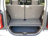 2段でも積める便利な荷室。備え付けのボードを使えば上下で積みわけができて便利です。