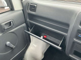 グローブボックスは奥行きたっぷり、車検証やオーナーズマニュアルを収納するポケット付きです。