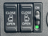 【両側パワースライドドア】スマートキーや運転席のスイッチで後席両側スライドドアの開閉が可能♪電動だから力を入れてドアを開ける必要が無く、小さなお子様でも簡単に開け閉めでき快適です♪