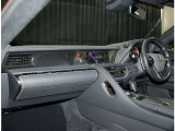デザインもよく、居心地のよい運転席ですね。分かりやすいスイッチ類ですから操作もしやすく運転をサポートします。