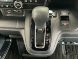オートマチックシフトレバーは、手になじみ操作しやすい形状で安全運転にもつながります♪