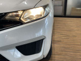 【ヘッドライト(HID)】大光量ながら、省電力にも貢献!より遠くまで明るく照らし、夜間や雨天時の安心感を大きく向上させます!