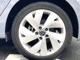 17インチ純正アルミホイール+22545R17タイヤを装着。