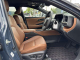 少しホールド感のあるシートで、安定した運転姿勢を保つことができます!シートヒーターやシートエアコン付きで、どんな季節も快適にお過ごし頂けますよ!