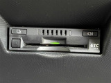 【ETC】有料道路を利用する際に料金所で停止することなく通過できる、ETC車載器(ノンストップ自動料金収受システム機器)が装備されています。セットアップを行うことで利用可能になります。