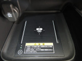 ワイヤレス充電器がついています。対応スマートフォンを置くだけで充電が可能です。