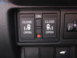 狭い駐車場や壁際でもドアをぶつける心配が少なく開けられる両側スライドドアです。両側共に電動で、開閉操作も楽々です!