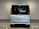 前・後方に車両や壁などの障害物がある場合、クルマが誤操作を察知して、衝突を未然に防ぎます。